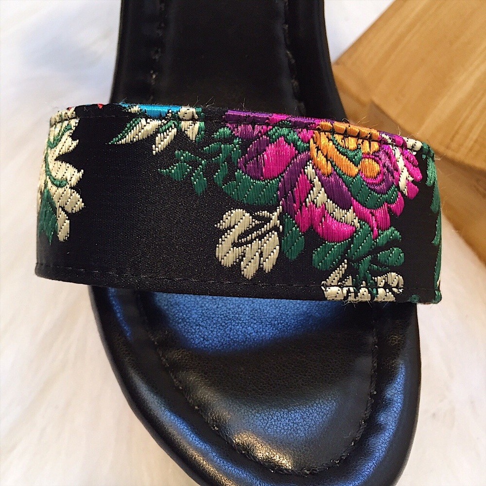🚫sold🚫 Steve Madden Satin Brocade Wooden Wedges - Picture 4 of 5